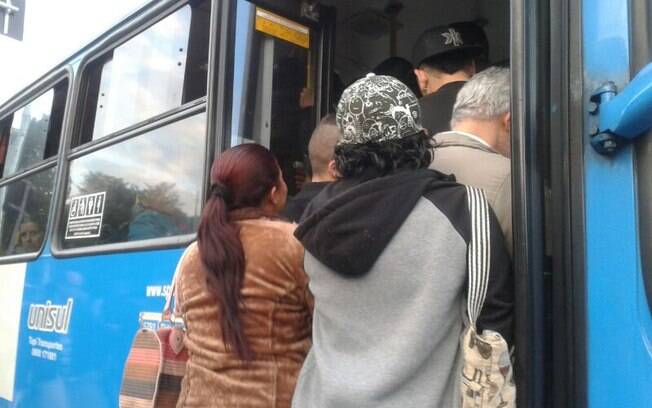Movimentação em frente a estação Jabaquara do Metrô, que amanheceu fechada nesta quinta-feira (05) com a greve dos metroviários