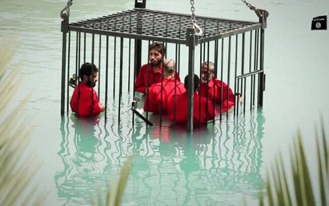 Estado Islâmico afoga espiões dentro de gaiola em piscina</p>
<p> . Foto: Reprodução/Estado Islâmico