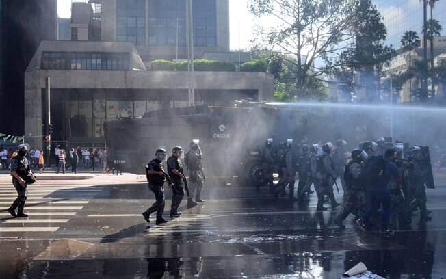 Tropa de choque da Polícia Militar usa jatos d'água para expulsar manifestantes anti-Dilma da Avenida Paulista, nesta sexta-feira. Foto: J. Duran Machfee/Futura Press - 18.03.2016