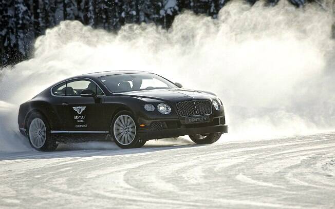 Bentley oferece curso de direção no gelo da Finlândia, a 60 km do Círculo Polar Ártico