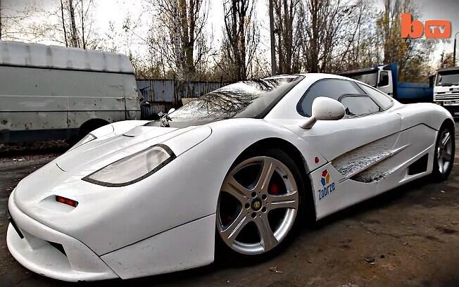 Réplica construída por Jacek Mazur é facilmente confundida por um McLaren F1 de verdade pelas ruas