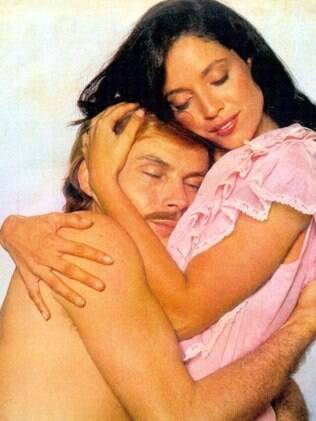 Sônia Braga as Dona Flor and José Wilker as Vadinho