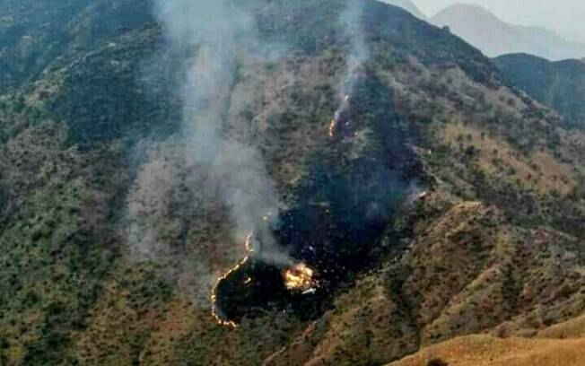 Imagem divulgada pelo Ministério da Defesa do Paquistão mostra incêndio provocado pela queda do avião PK-661