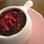 Panelinha de porcelana de brigadeiro com rosas ou violetas cristalizadas. De le Jardin Secret. Foto: Divulgação