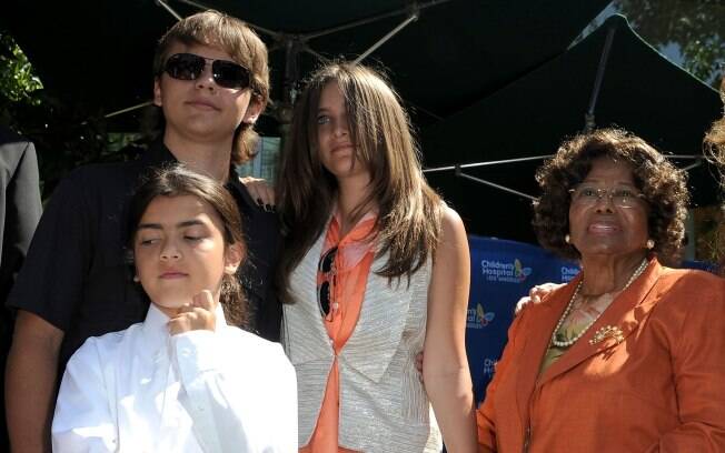 Prince Jackson, Blanket Jackson e Paris Jackson ao lado da avó, Katherine Jackson