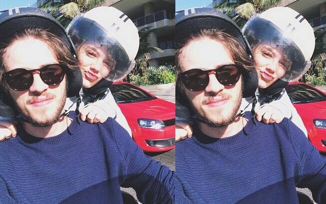 Chay Suede e Laura Neiva andam de moto juntos em foto do Instagram do ator