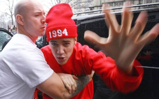 Justin Bieber já brigou com fotógrafos e até cuspiu na cara de fãs. Foto: Reprodução