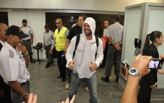 Ricky Martin chega ao Brasil para gravar videoclipe da Copa do Mundo