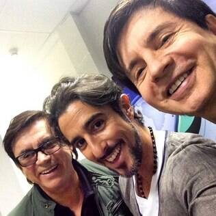 Marcos Mion faz uma 'selfie' com Chitãozinho e Xororó