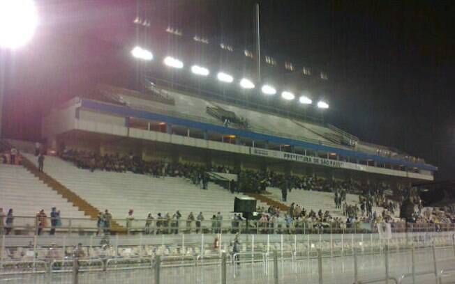 No primeiro dia de desfile do grupo especial, em São Paulo, sambódromo ainda tem público tímido e arquibancadas vazias