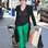 A cor da calça escolhida pela atriz Audrey Dana está na moda e dá vida ao visual descolado. O tênis transformou o look pesado em algo bem informal. Vale apostar na tendência!. Foto: Getty Images
