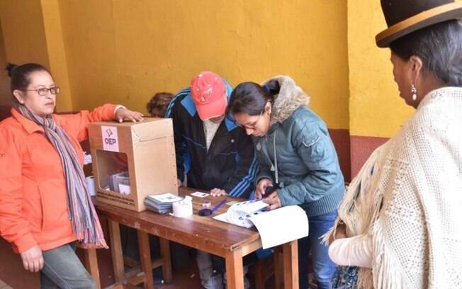 Bolivianos votam no referendo na capital do país andino, La Paz: disputa bastante equilibrada