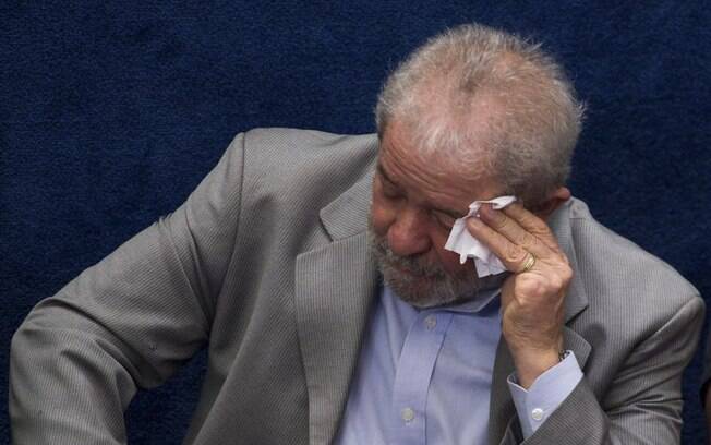 Defesa de Lula afirma que o juiz federal Sérgio Moro infringiu a Lei de Abuso de Autoridade; petista é réu na Lava Jato