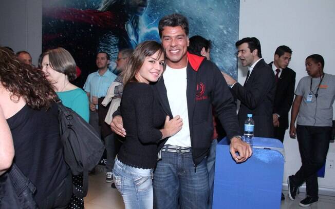 Mauricio Mattar foi com a namorada assistir à pré-estreia de 'Serra Pelada'