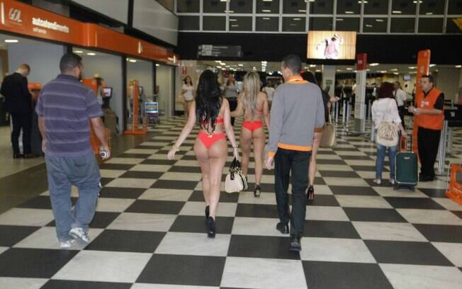Candidatas ao Miss Bumbum desfilam em aeroporto