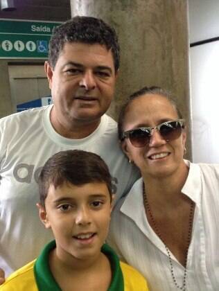 Silvia Suardi com a família durante manifestações em São Paulo: filho de 10 anos também participa