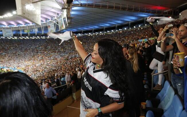 Desinibida como sempre, Rihanna curtiu a festa no Maracanã