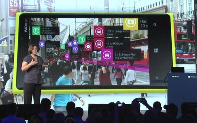Executiva da Nokia apresenta City Lens, novo aplicativo de realidade aumentada para smartphones Lumia