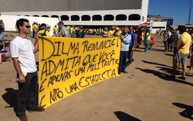 Manifestantes pedem a renúncia de Dilma Rousseff em Brasília