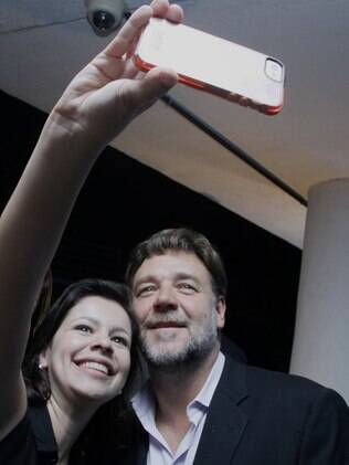 Russell Crowe atende fãs e esbanja simpatia no Rio