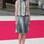 A atriz Laura Carmichael usou vestido que parece conjunto, com saia plissada e gola metálicas. O top de cores claras deixa o resultado leve. Foto: Getty Images