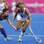 Mariela Scarone (esq.), da Argentina, tenta roubar a bola da americana Paige Selenski. Foto: Reuters