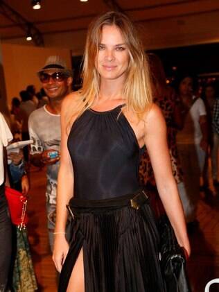 Letícia Birkheuer visita Fashion Rio e deixa parte do bumbum à mostra