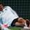 Mario Gomez também faz alongamento antes de começar a treinar. Foto: Getty Images