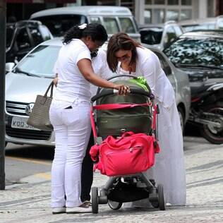 Guilhermina Guinle passeia no Rio com a filha pelas ruas do Rio