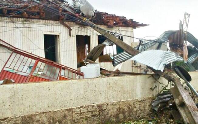 Poste derrubado sobre a casa; estima-se que 2,6 mil imóveis tenham sido danificados. Foto: Flávio Carvalho/TudosobreXanxerê/Fotos Públicas - 20.4.15