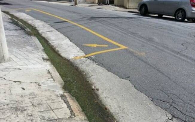 Imagem mostra água escorrendo por rua na capital paulista: crise tem levado ao seu reuso