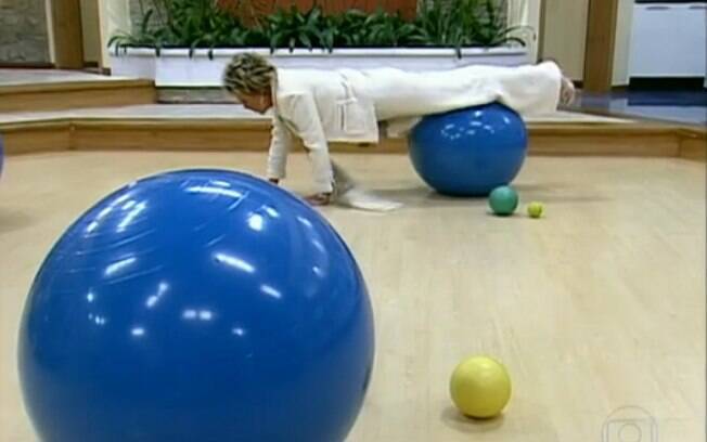 Ao praticar pilates, Ana Maria não conseguiu sair da bola e foi direto para o chão