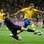 Andreas Granqvist, da Suécia, recebe entrada de Andy Carroll. Foto: Getty Images