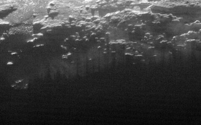 Sol iluminou névoa baixa em Plutão