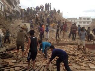Terremoto de 7,8 de magnitude deixa centenas de mortos no Nepal