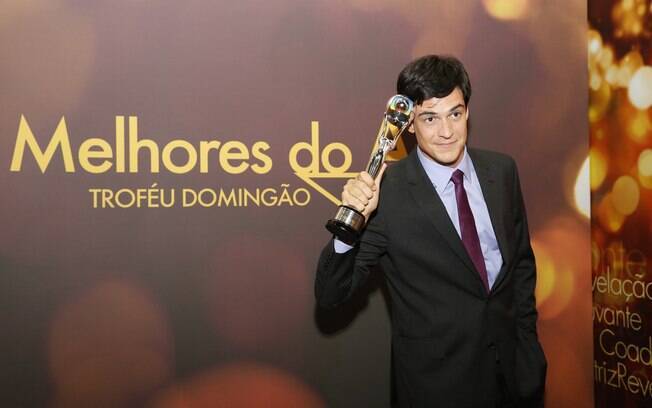 Mateus Solano com seu troféu de melhor ator