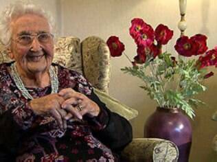 A britânica Nora Hardwick, de 102 anos de idade, defende a filantropia como fator de longevidade