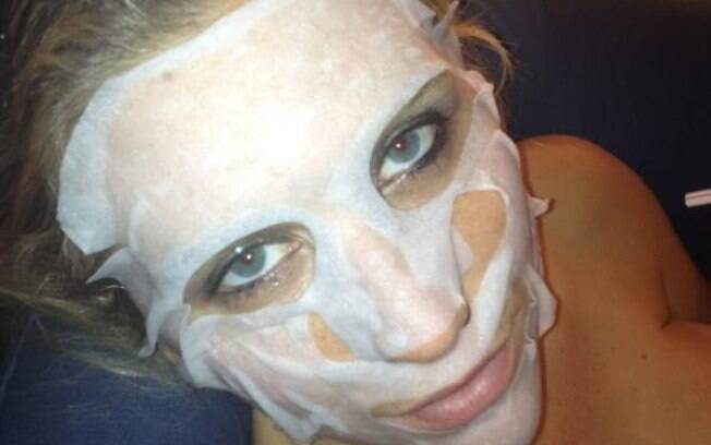 Kesha postou foto com máscara facial em seu Twitter