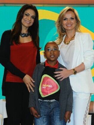 Rosana Jatobá, Eliana e o pequeno Arthur na coletiva de imprensa do Teleton, nos estúdios do SBT