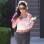 Vanessa Hudgens também aderiu aos fios coloridos, mas no caso dela, nas pontas da extensão capilar. Foto: Brainpix