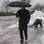 Homem escorrega no gelo em Roosevelt Island, em Nova York, atingida por uma forte tempestade de neve (5/1). Foto: ZORAN MILICH/REUTERS/Newscom