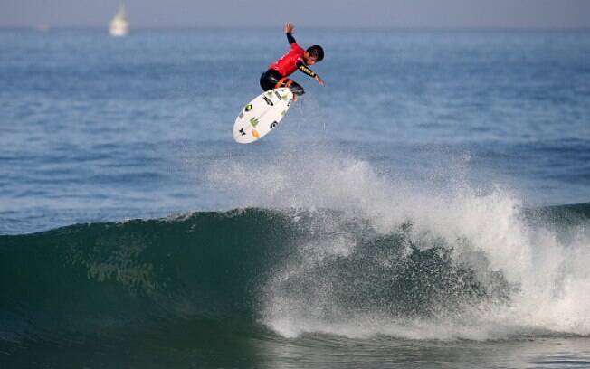Filipe Toledo durante etapa do Circuito Mundial de surfe, em Peniche, Portugal
