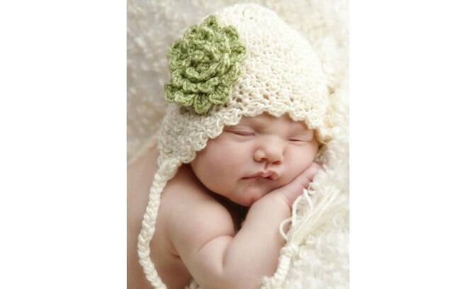 Para bebês pequenos uma touca simples com apenas uma flor de crochê é muito bonito. Foto: Pinterest/Maria Lopez
