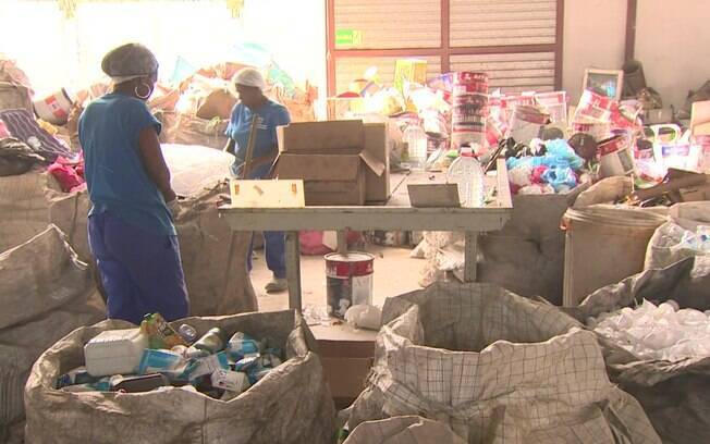 Catadores enfrentam escasses de recicláveis desde encerramento do lixão de Gramacho