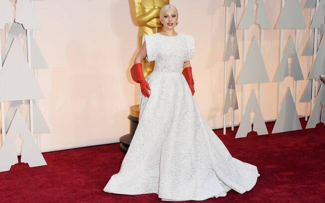 Lady Gaga escolheu um longo branco para o tapete vermelho do Oscar 2015 Lady Gaga escolheu um longo branco para o tapete vermelho do Oscar 2015