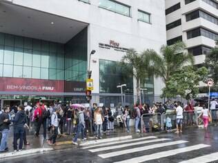 Estudantes enfrentam fila para conseguir o Fies