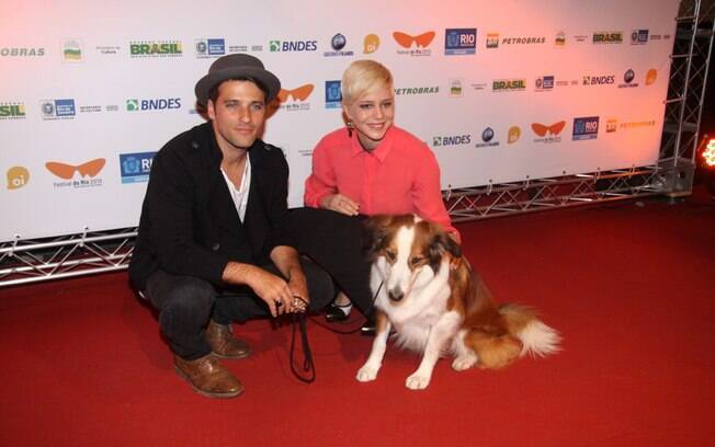 Bruno Gagliasso e Leandra Leal posam com o cãozinho do longa 'Mato Sem Cachorro'