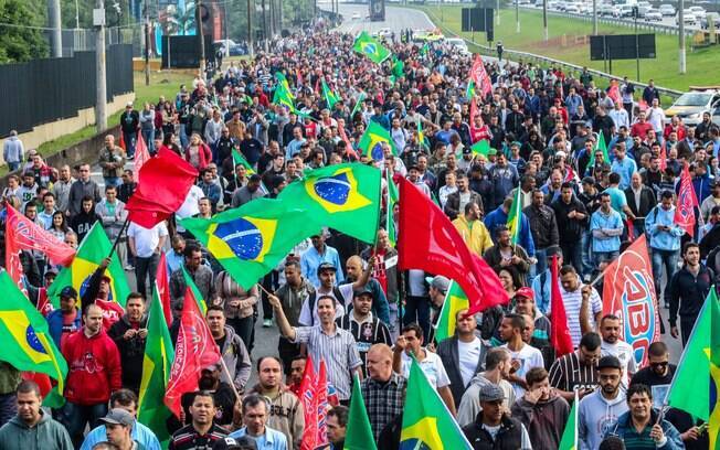 Manifestantes prometeram fazer greve se empresas demitirem mais funcionários 