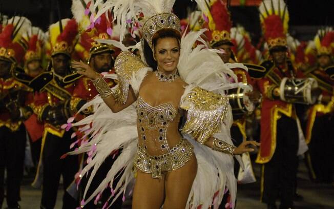No Rio de Janeiro, o troca-troca já começa com Carla Prata, rainha de bateria da Grande Rio em 2013,...