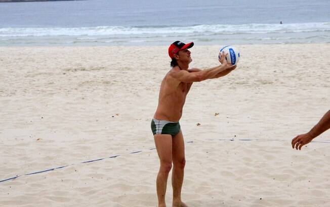 O ator adora praticar esportes pelas areias do Rio de Janeiro, como  vôlei de praia